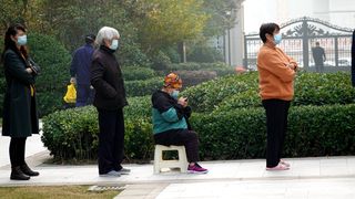 Жители стоят в очереди на тесты на нуклеиновые кислоты COVID-19 в закрытом сообществе, поскольку Чжэнчжоу ослабляет ограничения COVID-19 1 ноября 2022 года в Чжэнчжоу, провинция Хэнань, Китай. 